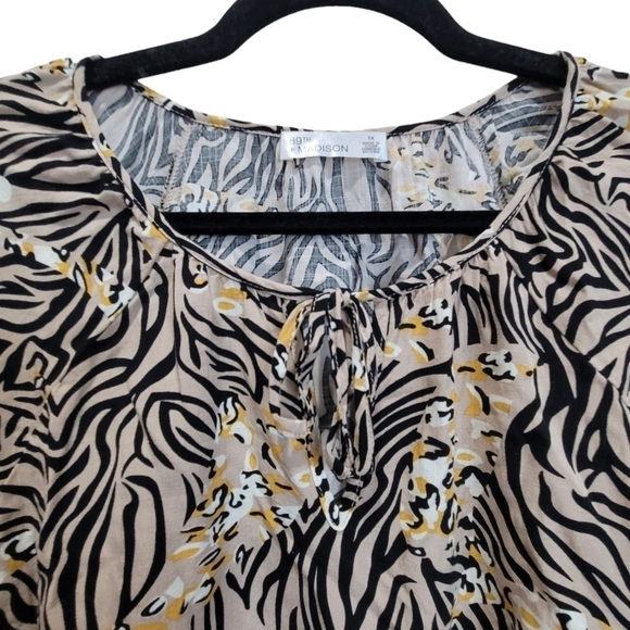 1X Animal Print Front Keyhole w/Tie String 3/4 Sleeve Blouse - Picture 5 of 7